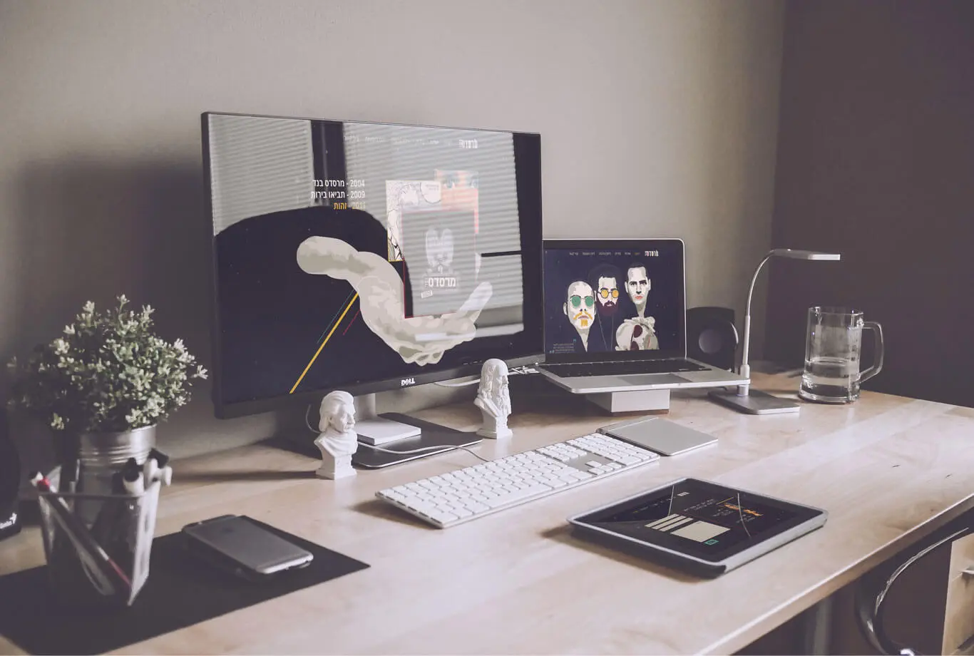 מוקאפ אתר אינטרנט קונספטואלי של מרסדס בנד בתצוגה במחשב וטאבלט